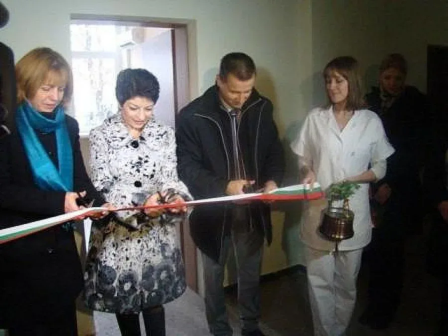 Атанасова подари спешен център на студентите