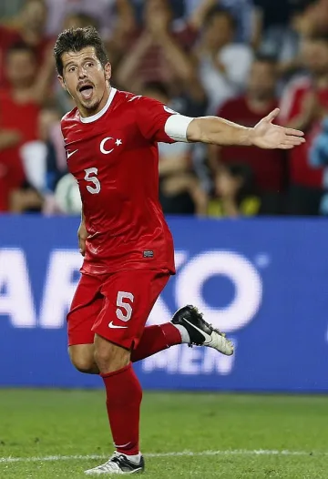 Играч в затвора за расизъм