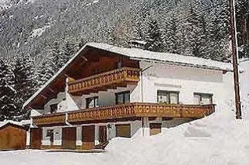 Шефът ни черпи за ЧНГ на вила в планината