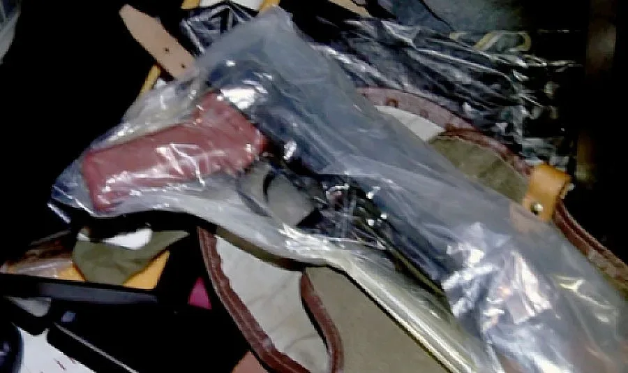 Двама полицаи въртят търговия с оръжия