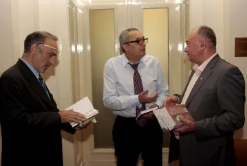 Депутатите скъсани на Вапцаров 