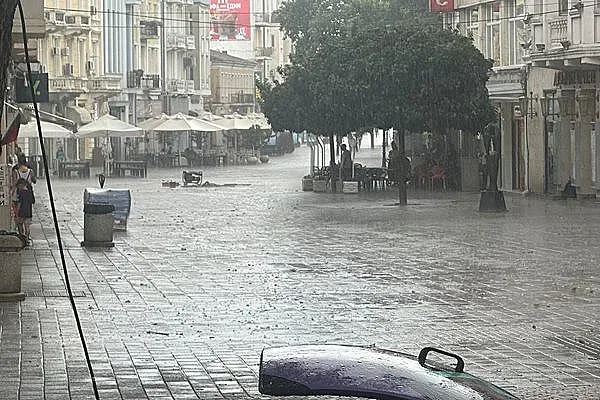 Буря помете Пловдив. Улиците станаха реки