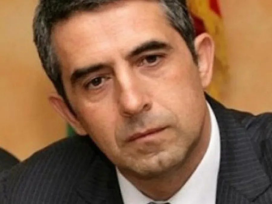 Плевнелиев даде рамо за коледните добавки