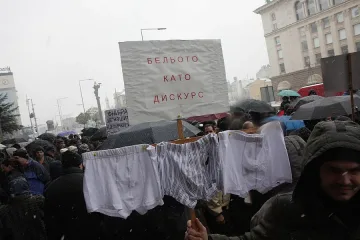 Учени мятат мръсни гащи и домати