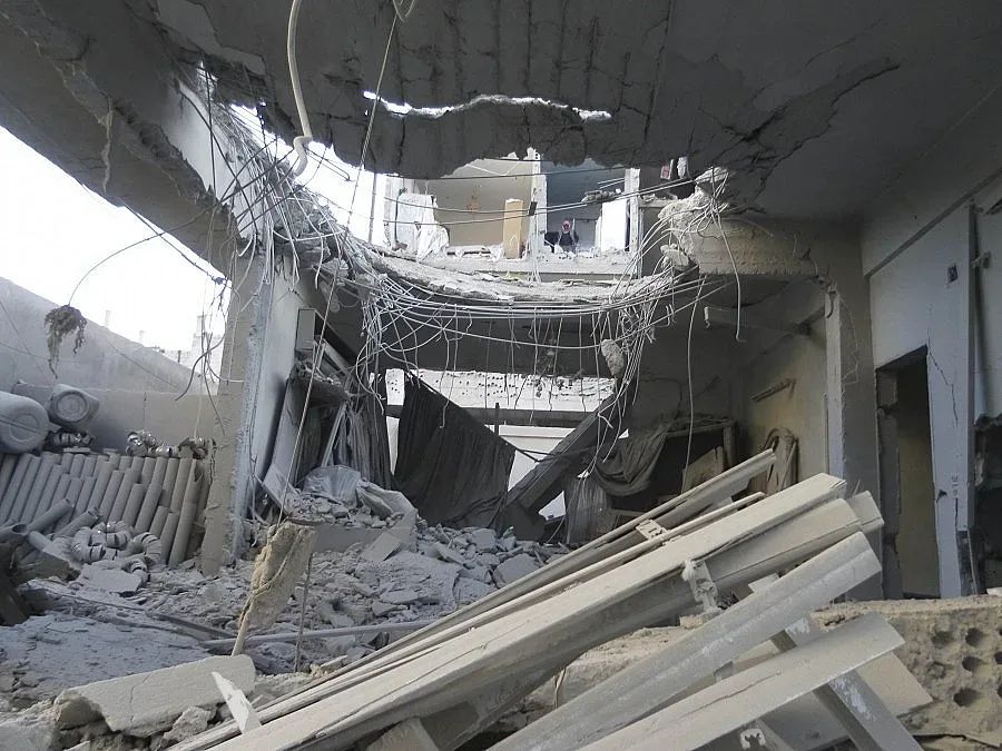 Снаряд уби 29 ученици и учителя им 