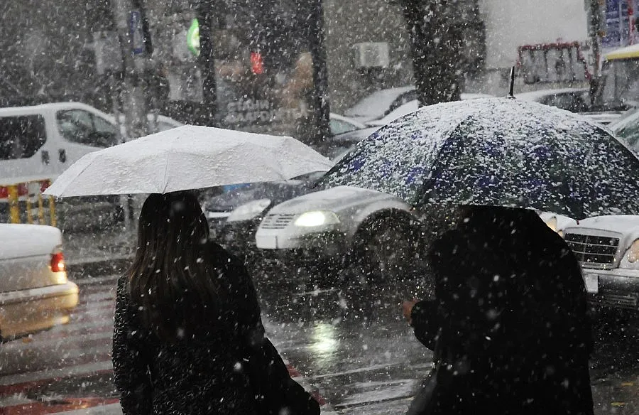 Жълт код в шест области