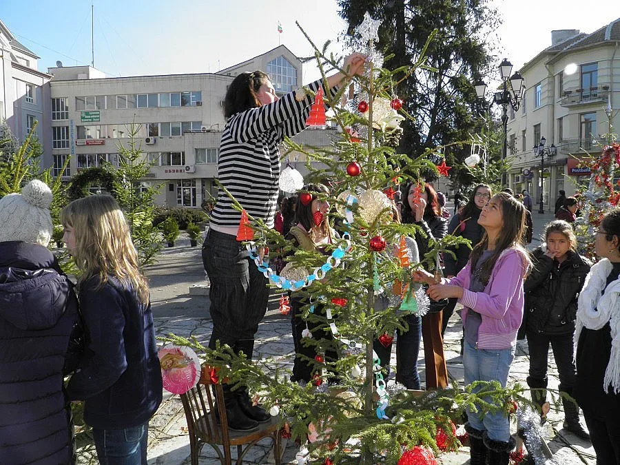 "Булевард на елхите" грейва в Разлог