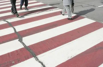 Шофьор помете мъж на зебра и духна под носа на полицията