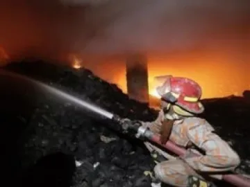 Пожар обгази бебе и трима възрастни