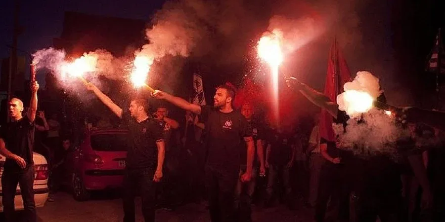 Хвърлиха бомба в сградата на гръцка партия