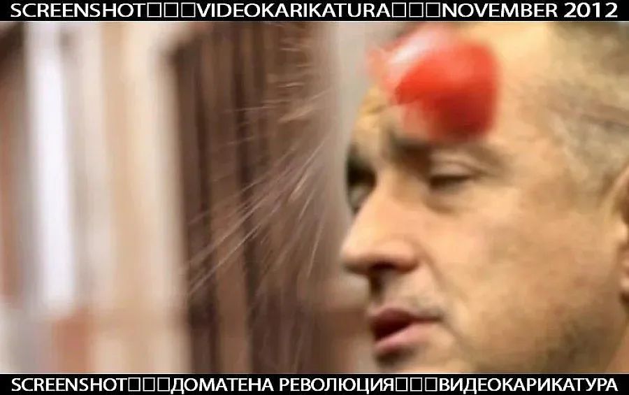 Девойка цели Бойко с домат