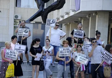 Пушачи блокират пътища