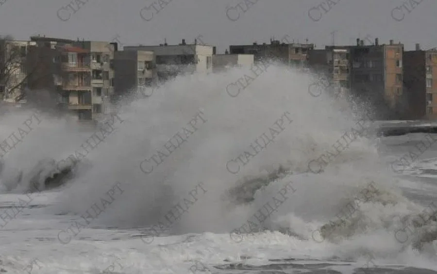 Вадят с въже робинзоновци от морето