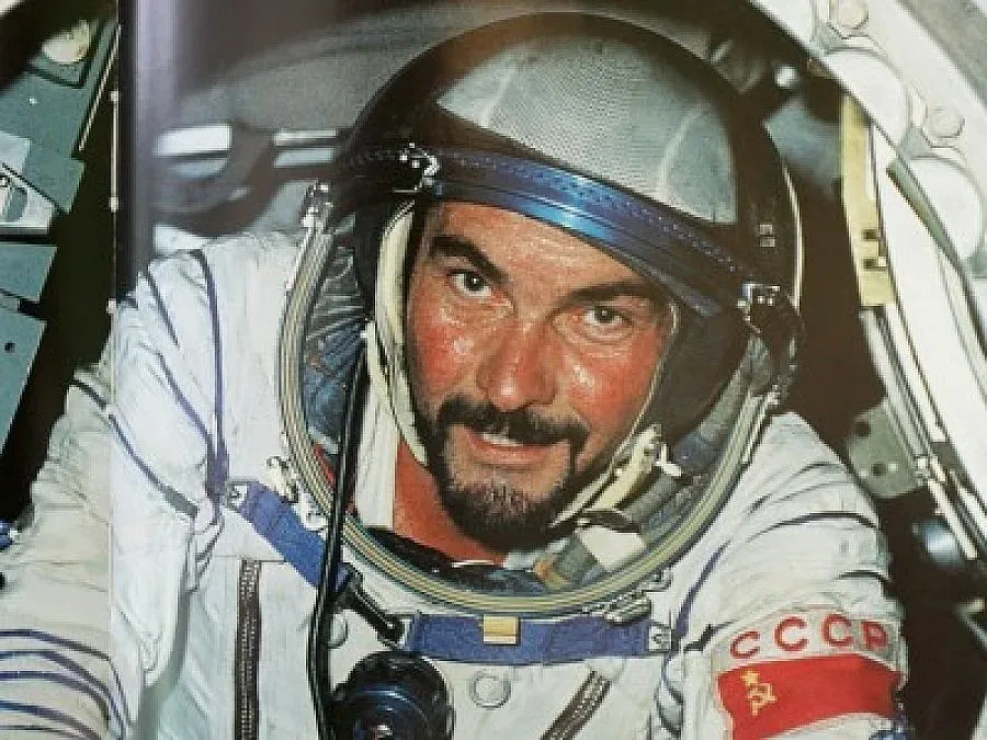 Иван надцаква Феликс с дирижабъл