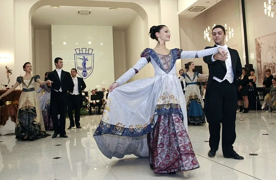 Виенският бал се премести в Русе   