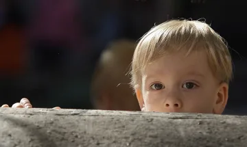 Преглеждат очите на децата без пари