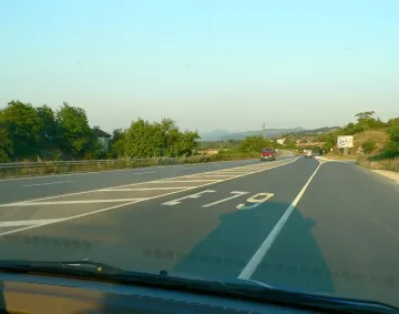 Гола студентка броди по Е-79