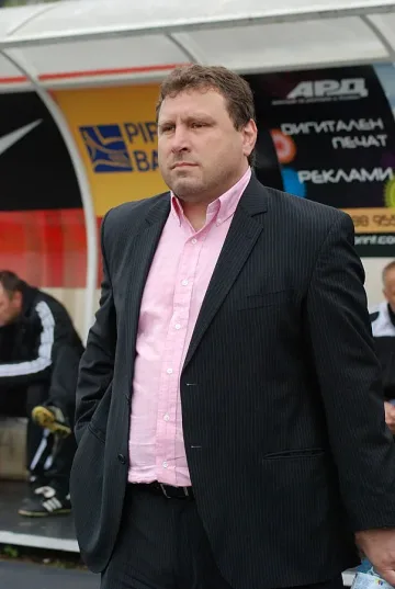 Вили Вуцов подписа със "Славия"