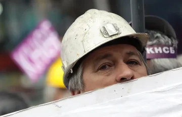 Работниците във военния завод още чакат заплати