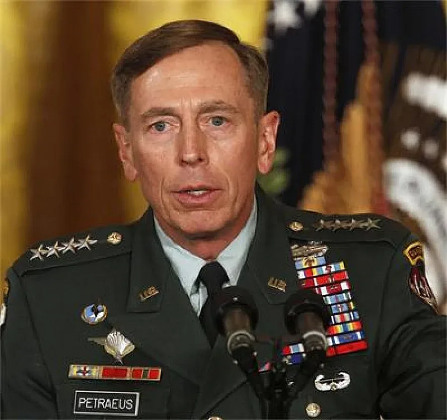 Петреъс: Издъних се кралски