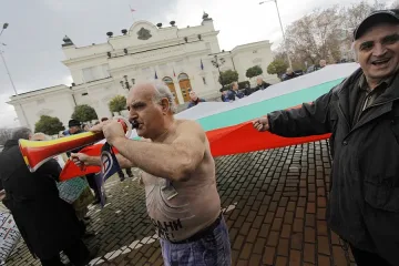 Гол бунт пред парламента