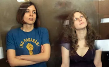 Забраниха клиповете на "Пуси Райът" в нета