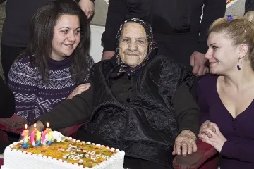 Столетничка чете без очила