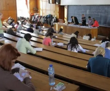 Кандидат студенти се потят на изпити предколедно