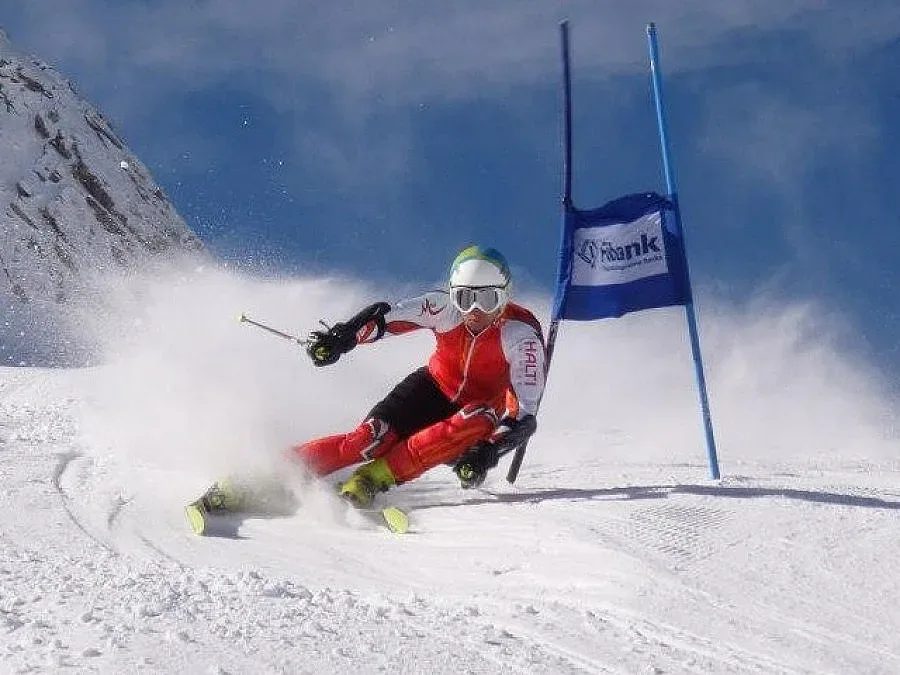 Националите по ски откриха сезона със спускане за ЕК