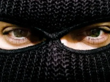 Маскирани обраха жена на път за операция