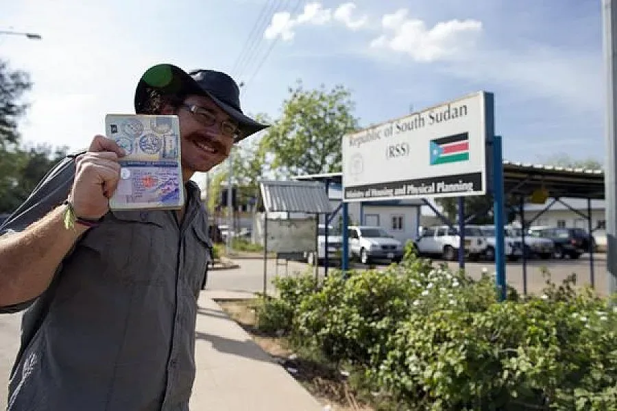 Британец обиколи света без самолет