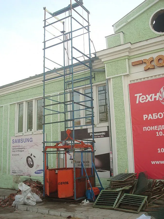 Строител загина в асансьор