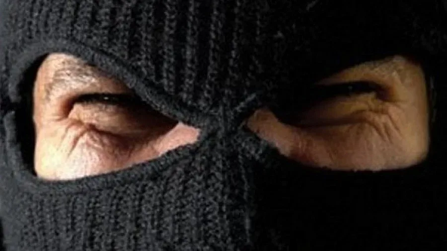 Въоръжен ограби магазинче