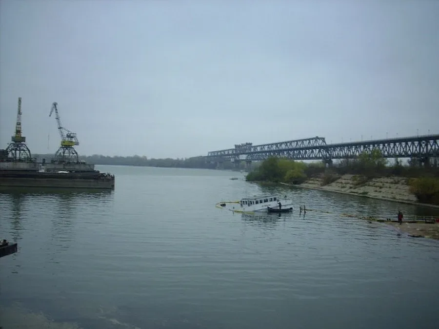 Точат горивото от потъналия в Дунав кораб