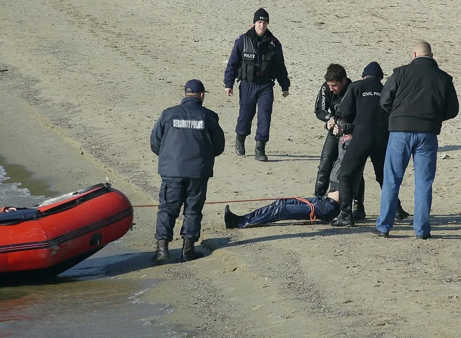 Ромео излетя с кола в морето (обновена)