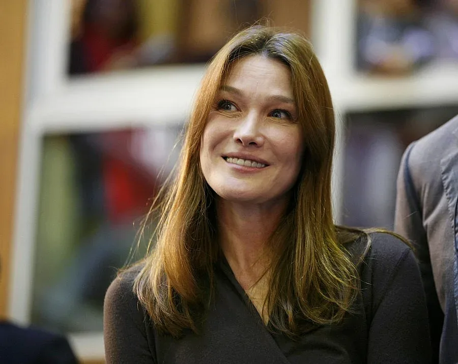 Карла Бруни: Мястото на жената е у дома