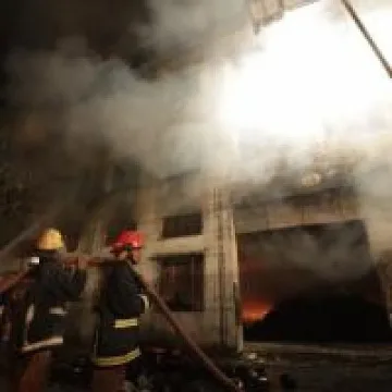 Пожар погълна над 120 работници