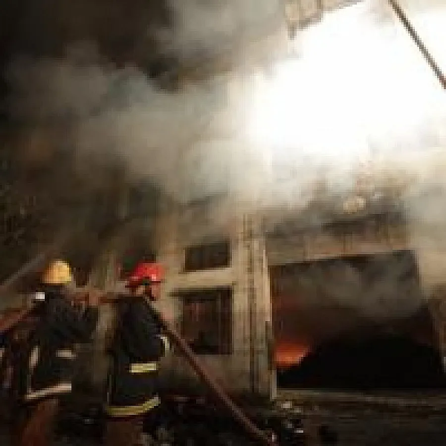 Пожар погълна над 120 работници