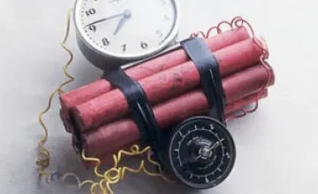 Бомбаджиите удариха и фолка