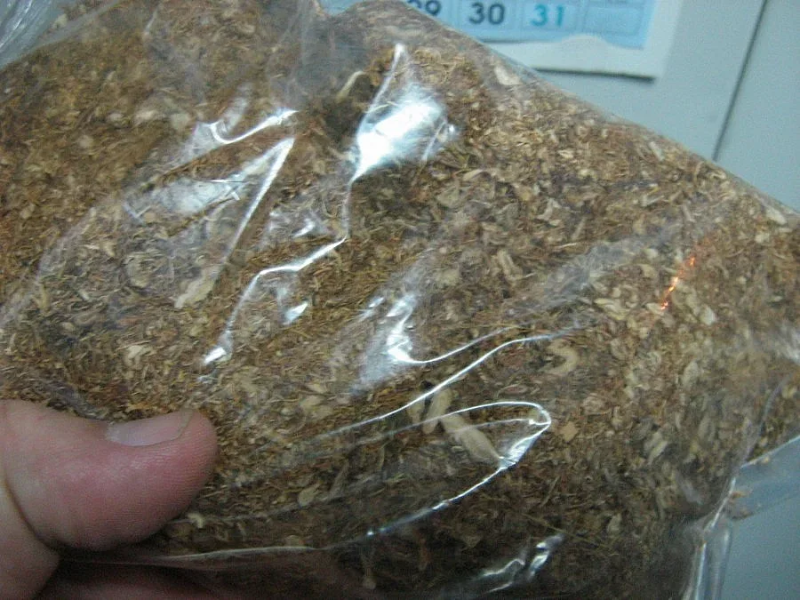 Баба подарява на внуци контрабанден тютюн