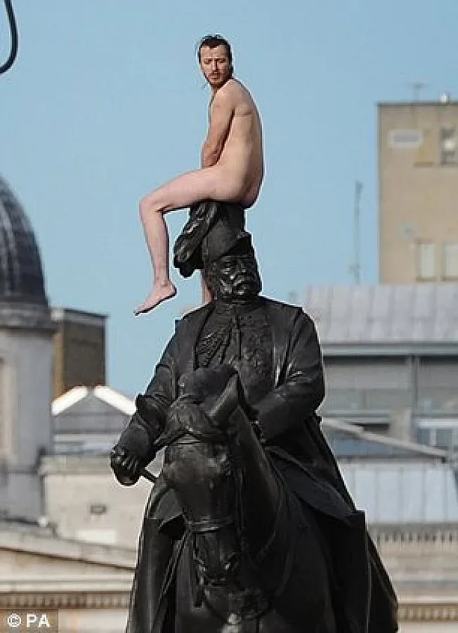 Гол яхна херцог в центъра на Лондон