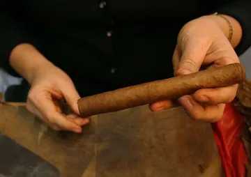 Факир на пурите навива тютюн край морето