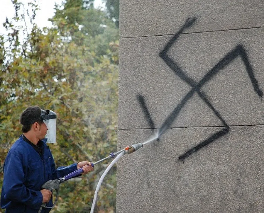 Чистят София от свастики