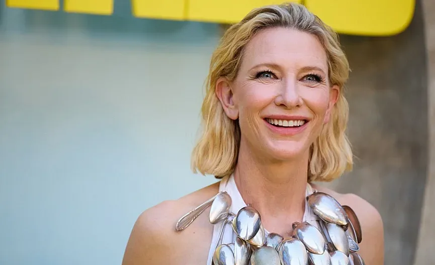 Дреха от лъжици. Актриса излезе с нестандартно модно решение