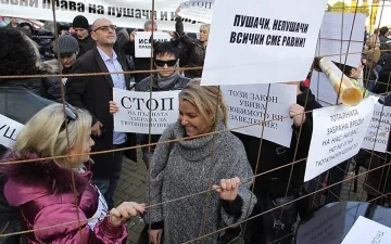  Топ пушачи се затвориха в клетка