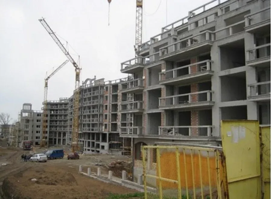 Работник на черно се крие във фризера