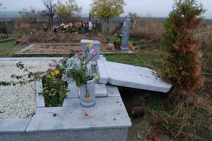 Четвъртокласници потрошиха гробище