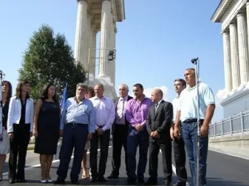 Мъжете с розови ризи - умни, красиви и богати