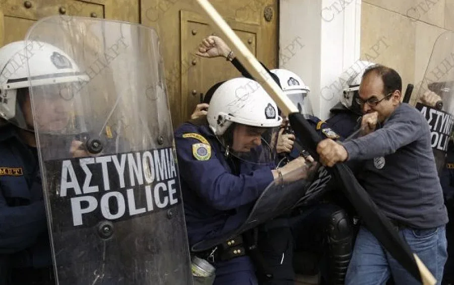 Бомба избухна пред дома на прокурор