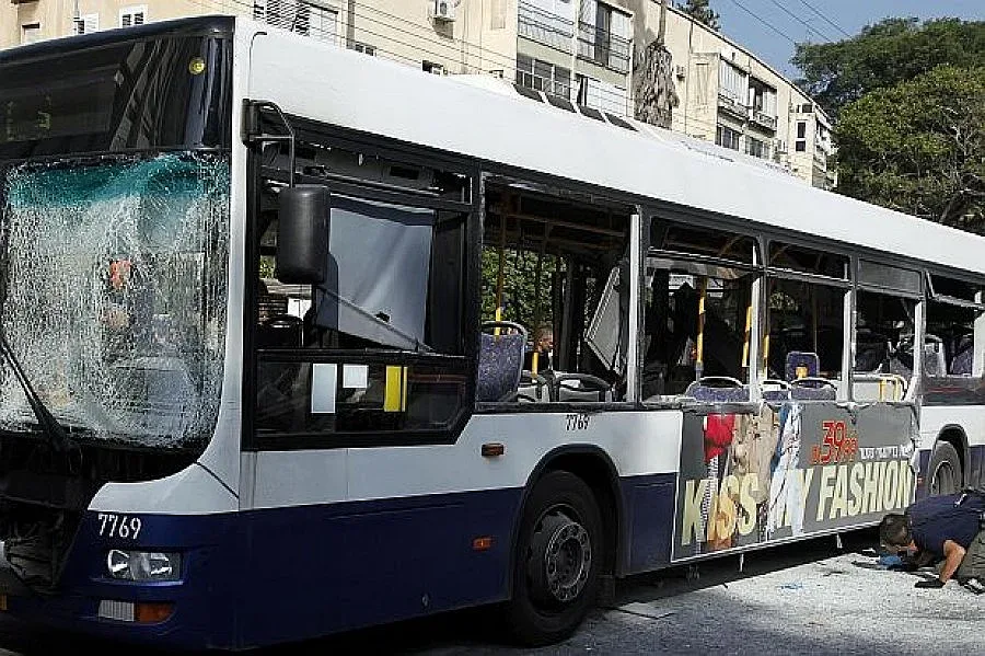 Палестинка взриви автобус в Тел Авив